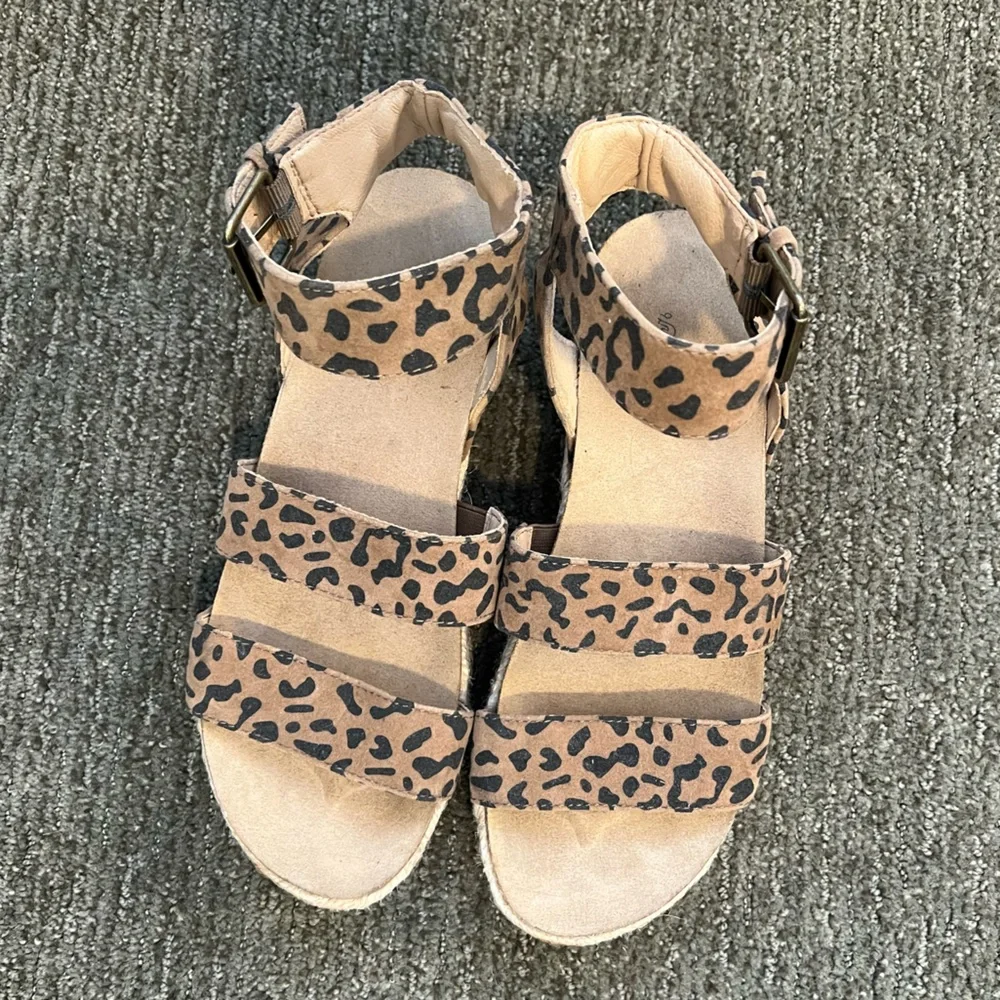 Universal Thread Leopard Sandals - Picture 3 of 6